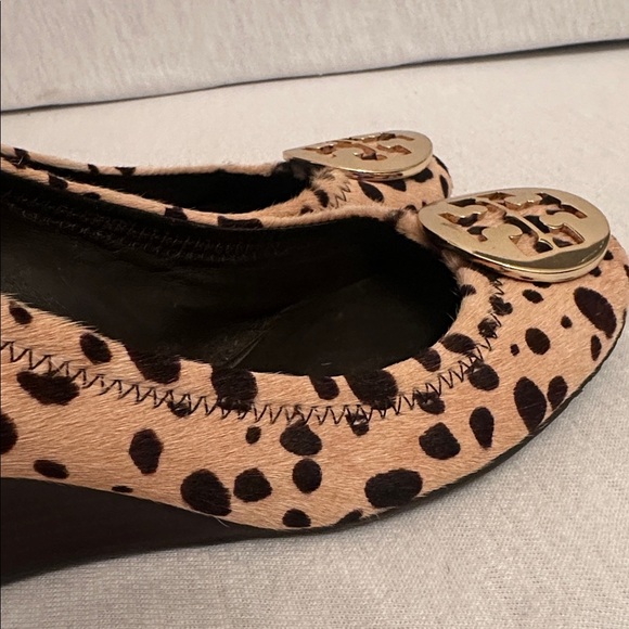 Tory Burch Calf Hair Leopard Wedge Pumps Gold-Tone Logo Women’s Size 6.5 - Picture 4 of 16